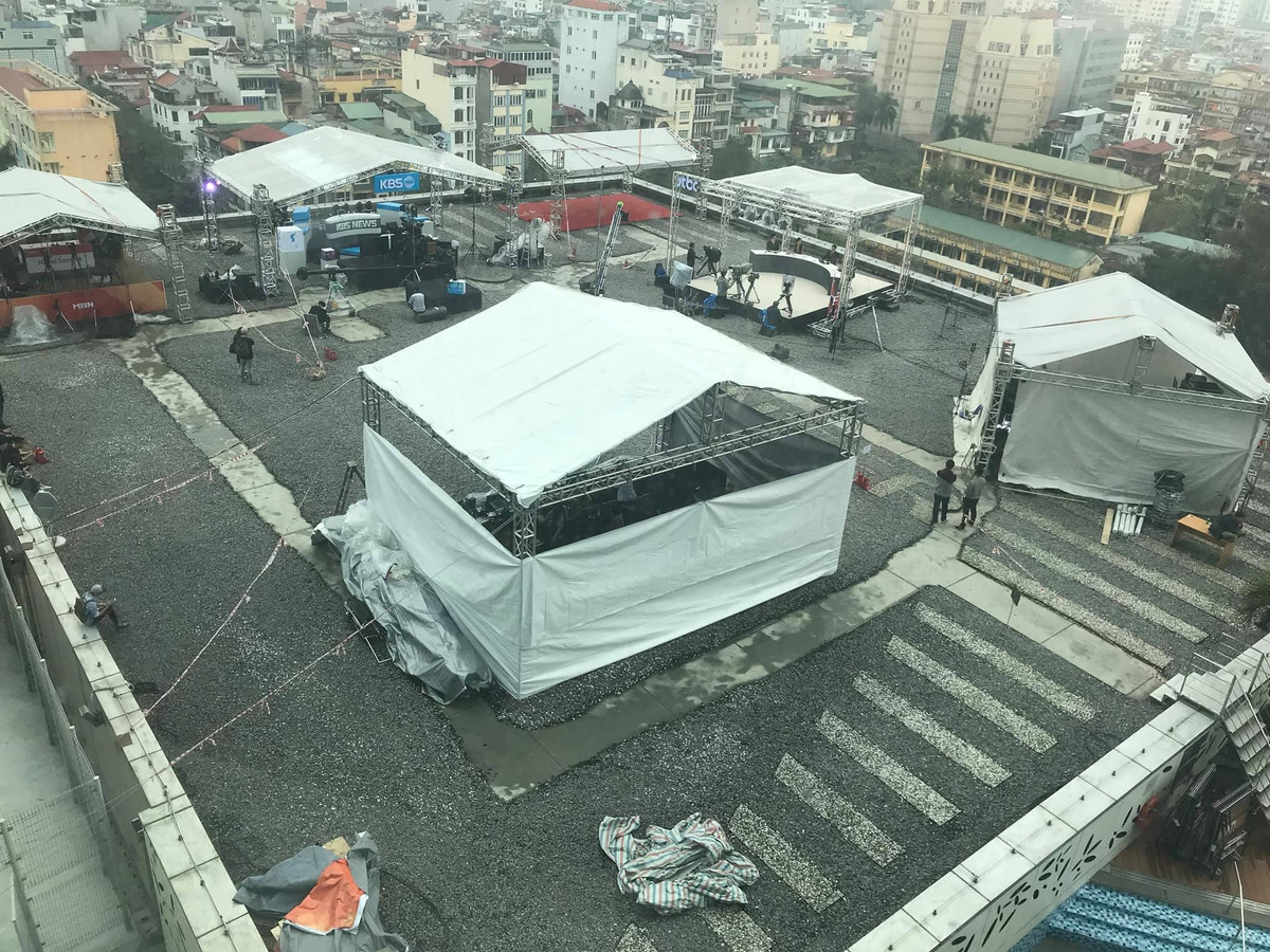 Các phát thanh viên ngồi trên cao, phía sau là thành phố Hà Nội - hình ảnh vô cùng chân thực, ấn tượng để phục vụ Hội nghị thượng đỉnh Mỹ-Triều.