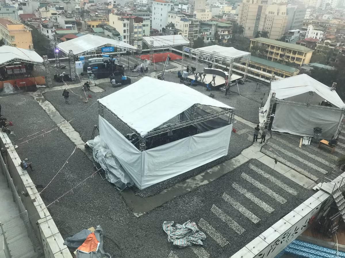 Các phát thanh viên ngồi trên cao, phía sau là thành phố Hà Nội - hình ảnh vô cùng chân thực, ấn tượng để phục vụ Hội nghị thượng đỉnh Mỹ-Triều.