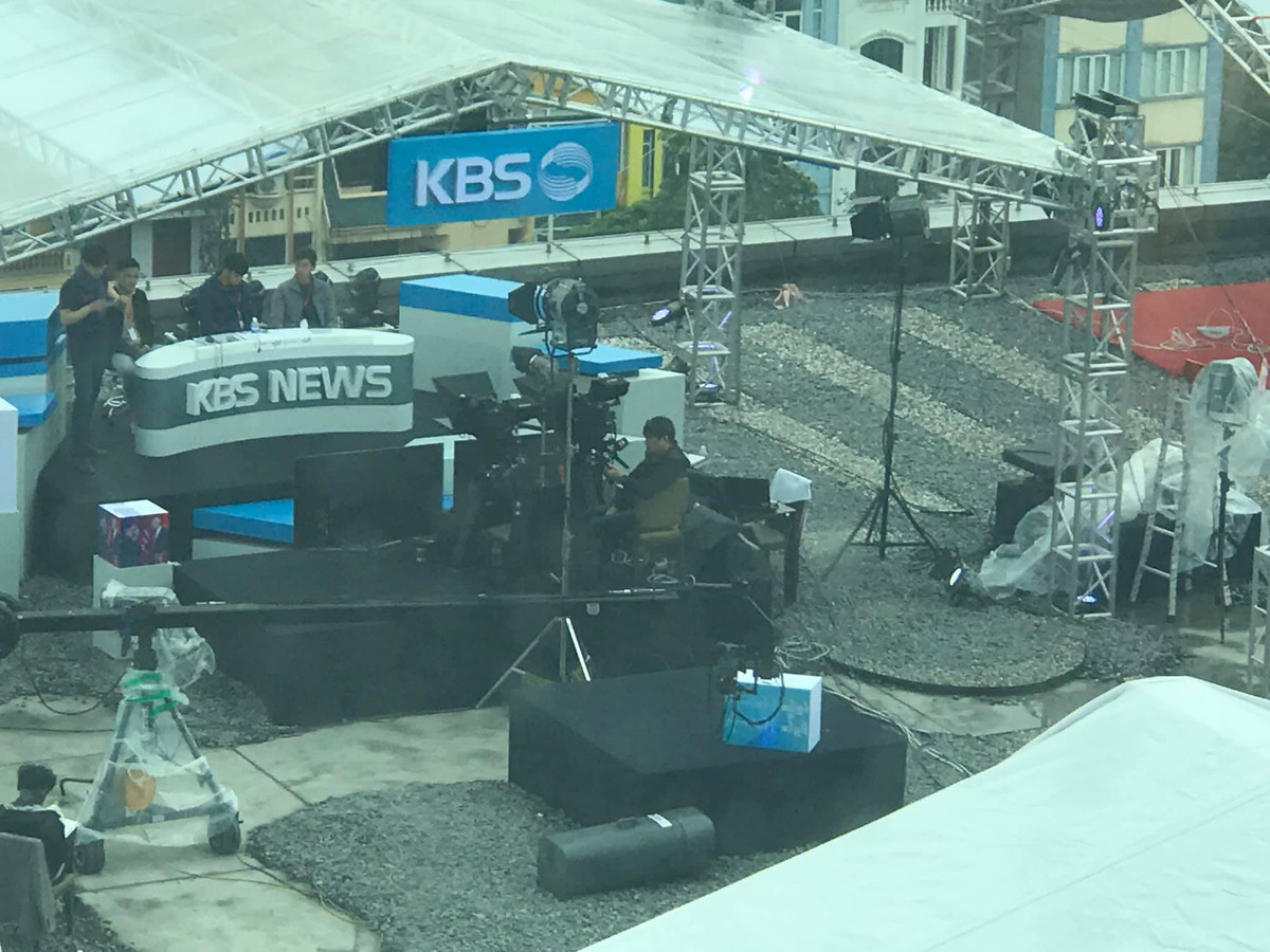 Những bức ảnh ghi lại hậu trường các bản tin khiến người ta thực sự thích thú và không ngừng chia sẻ trên mạng xã hội.