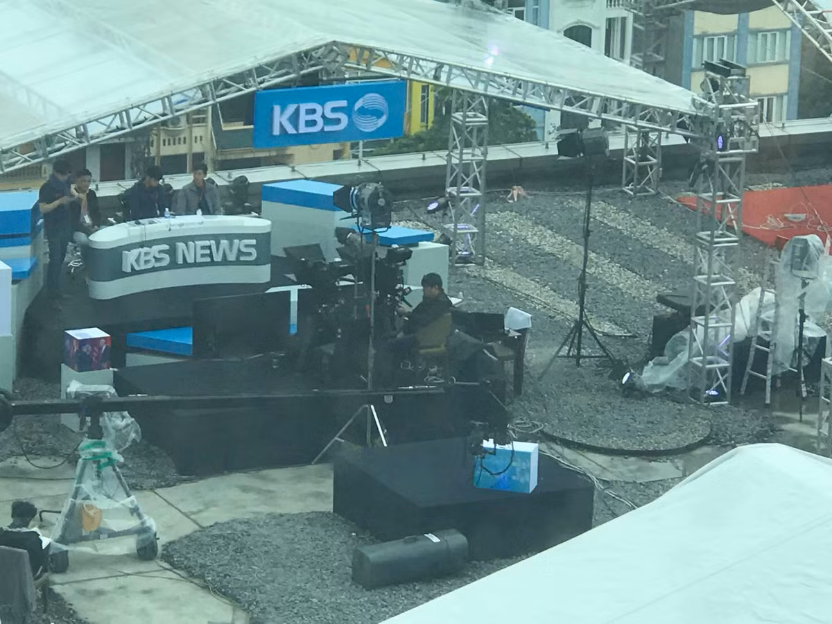 Những bức ảnh ghi lại hậu trường các bản tin khiến người ta thực sự thích thú và không ngừng chia sẻ trên mạng xã hội.