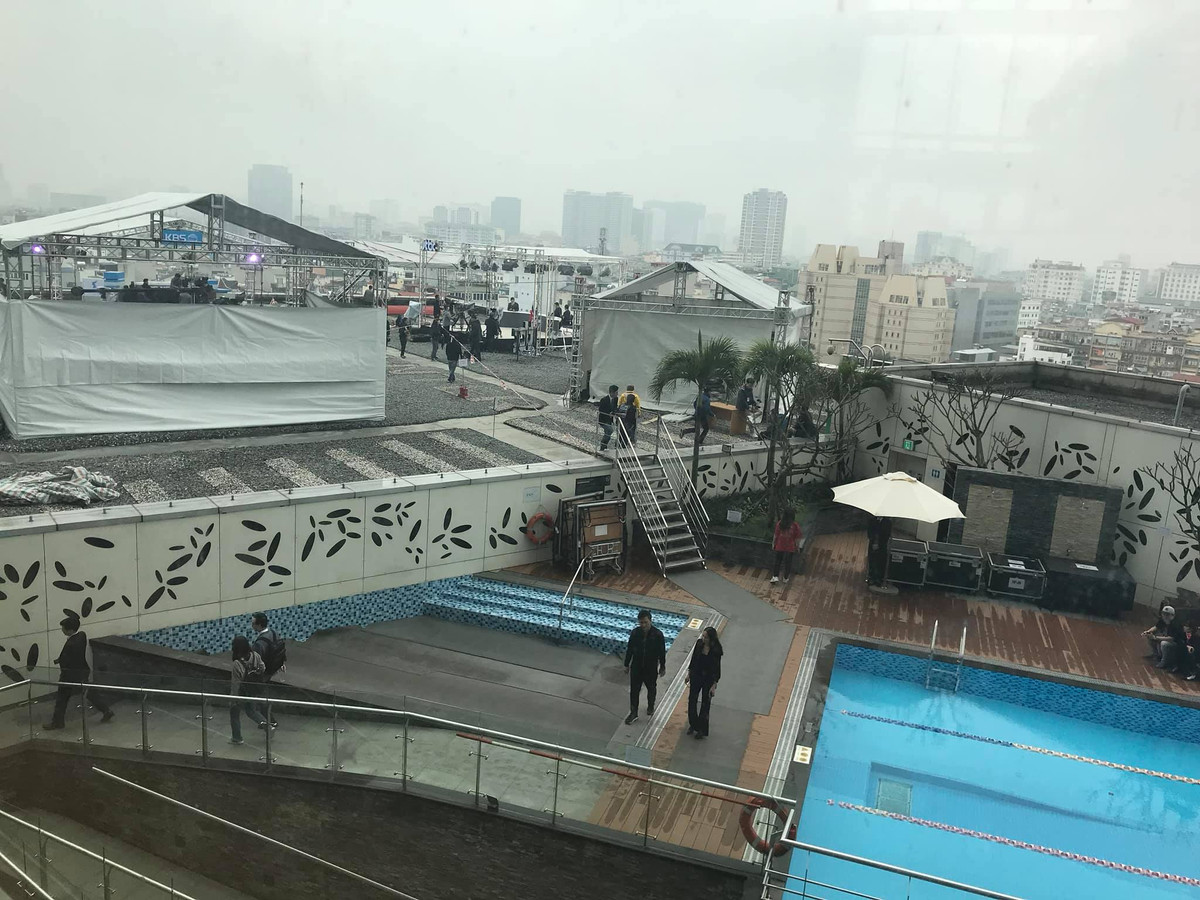 Trên nóc tòa nhà Lotte hãng thông tấn xã KBS và JTBC chia nhau tác nghiệp.