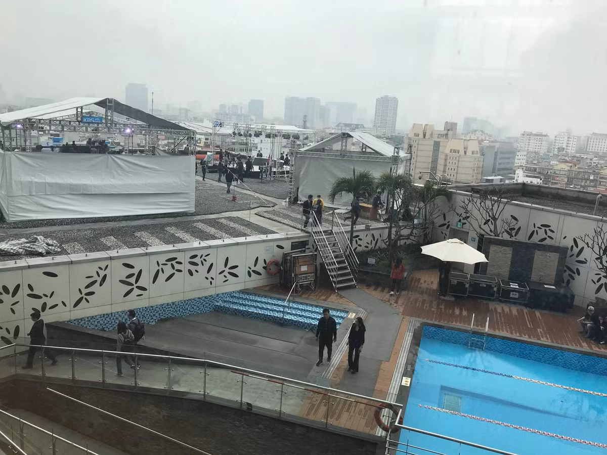 Trên nóc tòa nhà Lotte hãng thông tấn xã KBS và JTBC chia nhau tác nghiệp.