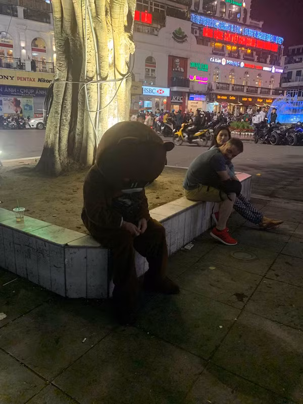 Dù đã đồng ý và hẹn gặp nhau lúc 20h trên phố đi bộ Hà Nội trong ngày lễ tình nhân. Thế nhưng sau nhiều giờ đồng hồ, chàng trai vẫn một mình đứng đợi còn cô gái ấy thì chẳng thấy đâu.