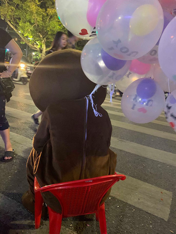 Trong ngày Valentine vừa qua, một chàng trai đã mặc bộ đồ con Gấu dễ thương, chuẩn bị hoa, bóng bay và nhiều món quà giá trị để mong muốn mang lại sự bất ngờ cho cô bạn gái của mình.