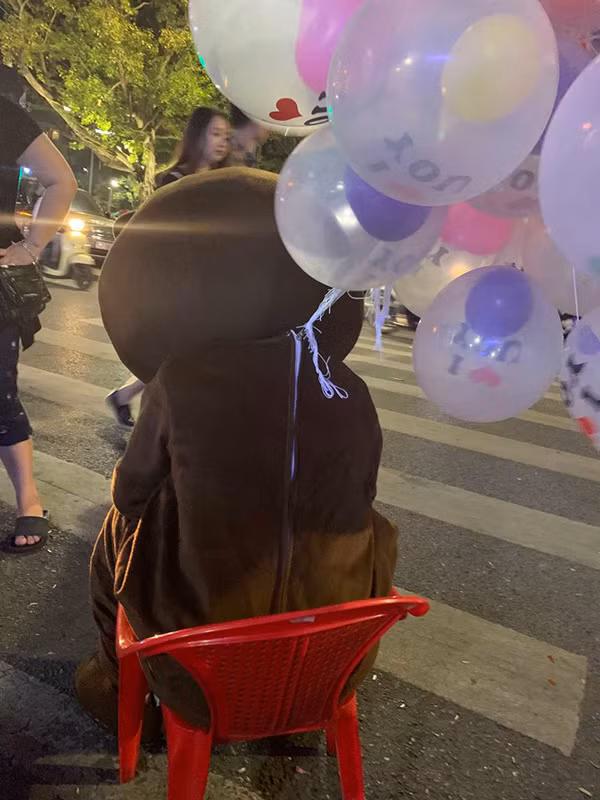 Trong ngày Valentine vừa qua, một chàng trai đã mặc bộ đồ con Gấu dễ thương, chuẩn bị hoa, bóng bay và nhiều món quà giá trị để mong muốn mang lại sự bất ngờ cho cô bạn gái của mình.