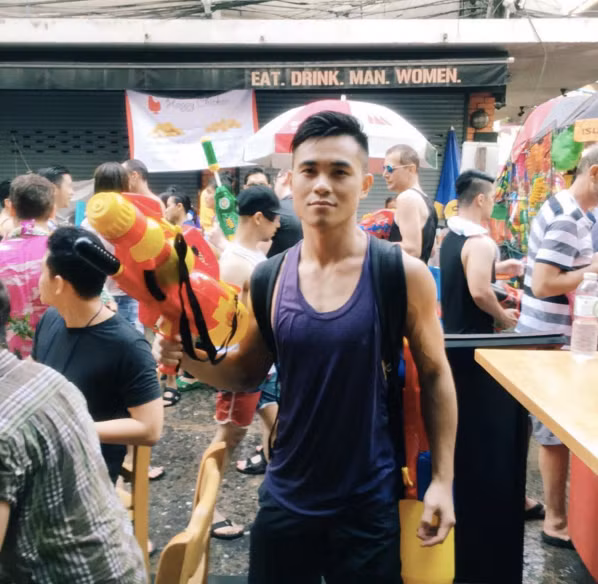 Nhiều người đến với lễ hội té nước tại Thái Lan không chỉ để vui đùa để còn để ngắm những cô gái sexy, trong bộ bikini bị ướt sũng từ đầu tới chân.