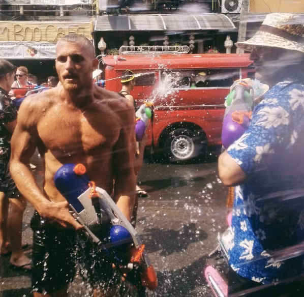 Theo tờ Telegraph số ra ngày 11/4 dẫn lời Thủ tướng Thái Lan, Đại tướng Prayuth Chan-o-cha nói: "Mùa Songkran này sẽ không có những phụ nữ hay ladyboy (người chuyển giới) ăn mặc không phù hợp, nhảy múa trên xe tải".