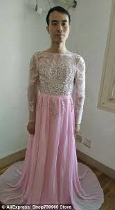 Rất nhiều người đoán rằng có lẽ vợ anh bán hàng online, khách giục gấp quá nên đã nhờ chồng làm mẫu.