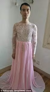 Rất nhiều người đoán rằng có lẽ vợ anh bán hàng online, khách giục gấp quá nên đã nhờ chồng làm mẫu.