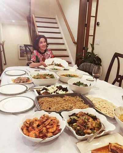 Trong khuôn viên của ngôi biệt thự này còn có một bể bơi lớn ngoài trời.