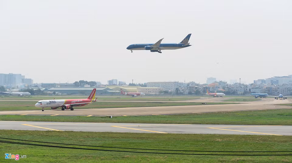 Hiện, cảng có hai đường cất hạ cánh CHC 07L/25R độ dài 3.048 m và CHC 07R/25L dài 3.800 m, cách nhau 365 m. Các đường lăn gồm đường lăn bắc - nam; đường lăn W1, W2; đường lăn W6, W9, W11, E6; đường lăn W3, W5, E1, E2; đường lăn W7; E4; M1; S1.