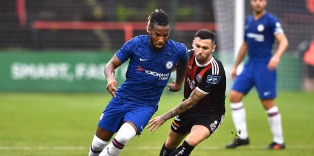 Theo Balkantalk, Swansea là đội bóng đang dành sự quan tâm đặc biệt cho tiền vệ đang thuộc biên chế Chelsea, Kasey Palmer theo một bản hợp đồng cho mượn dài hạn.