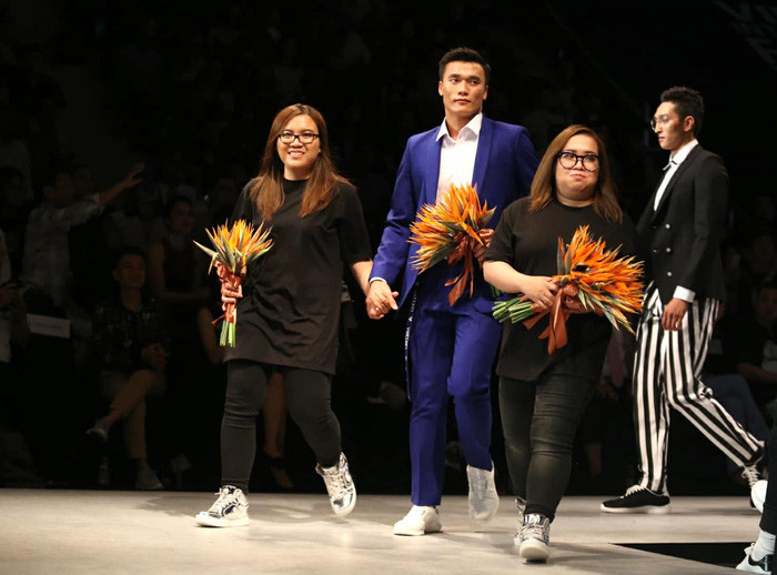 Bên cạnh những ý kiến khen ngợi, nhiều người cũng cho rằng Tiến Dũng dù xuất hiện ở khá nhiều sự kiện to nhỏ khác nhau nhưng lần đầu bước trên sàn catwalk, anh chàng này tỏ ra khá gượng gạo.