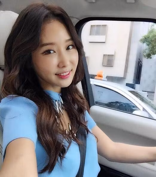 Cuộc sống hằng ngày của Lee Soo Jin ngoài công việc là một nha sĩ , cô còn thích chụp hình "tự sướng" và đăng tải chúng lên Instagram. Tuy nhiên, cũng chính hành động này của cô đã khiến đứa con gái bất mãn, từ đó dẫn đến mối quan hệ mẹ con ngày càng căng thẳng.