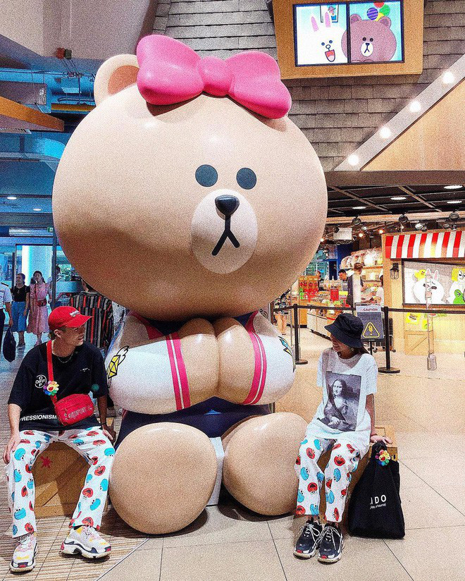 Đúng là giới trẻ yêu nhau mặn nồng không so đo dự liệu, nhìn vào ảnh du lịch là thấy ngay con gái Minh Nhựa và chồng đang hạnh phúc như thế nào.