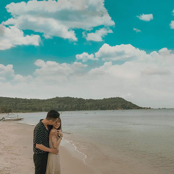 Biển xanh, cát trắng có anh vậy là đủ với ái nữ nhà Minh Nhựa.