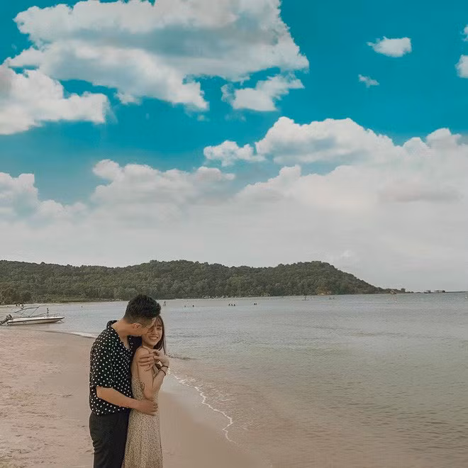 Biển xanh, cát trắng có anh vậy là đủ với ái nữ nhà Minh Nhựa.