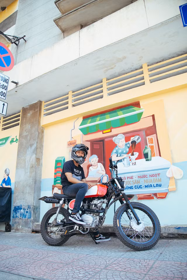 Không chỉ có góc đường Lương Hữu Khánh, nhóm bạn trẻ thực hiện dự án "Việt Nam sau tay lái" còn thể hiện những bức vẽ của mình tại những bức tường trước cổng phòng công chứng số 1 của TP HCM và bỗng biến địa điểm này thành nơi được du khách dừng chân để ghi lại những tấm hình lưu niệm đẹp, để ghi nhớ về một thành phố sôi động bậc nhất của Việt Nam.