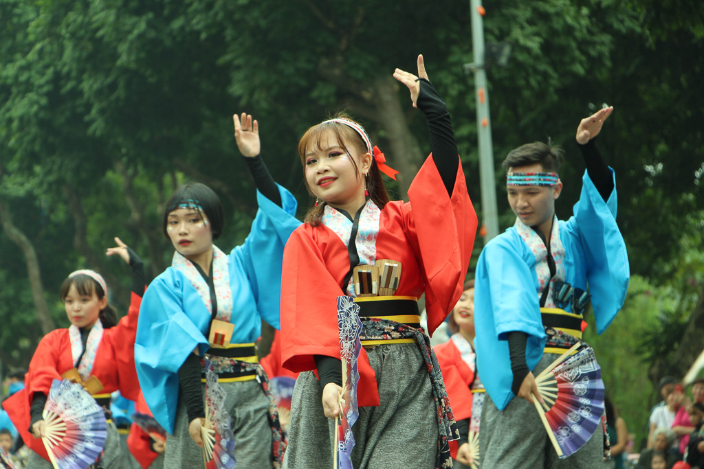 Khi du nhập về Việt Nam, bộ môn này cũng vô cùng được ưa thích. Trên thực tế, hầu hết những học sinh, sinh viên học tiếng Nhật đều biết đến điệu múa này. Hiện nay số lượng đội Yosaki ở Việt Nam có thể tính bằng các số hàng chục.