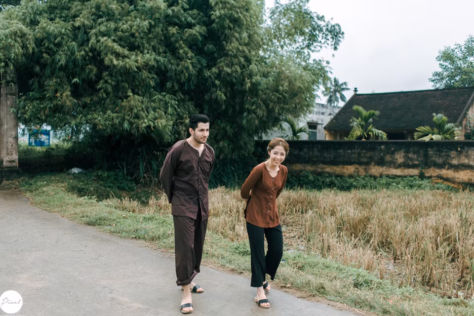 Mới đây, dân mạng chú ý rất nhiều tới bộ ảnh cưới siêu nhắng nhít lấy bối cảnh là làng quê cũ Việt Nam của cặp đôi chú rể tây và cô dâu Việt. Bộ ảnh đặc biệt này được cô dâu chú rể cùng ekip thực hiện tại Đường Lâm, Hà Nội. Ảnh: Pixel Photography.