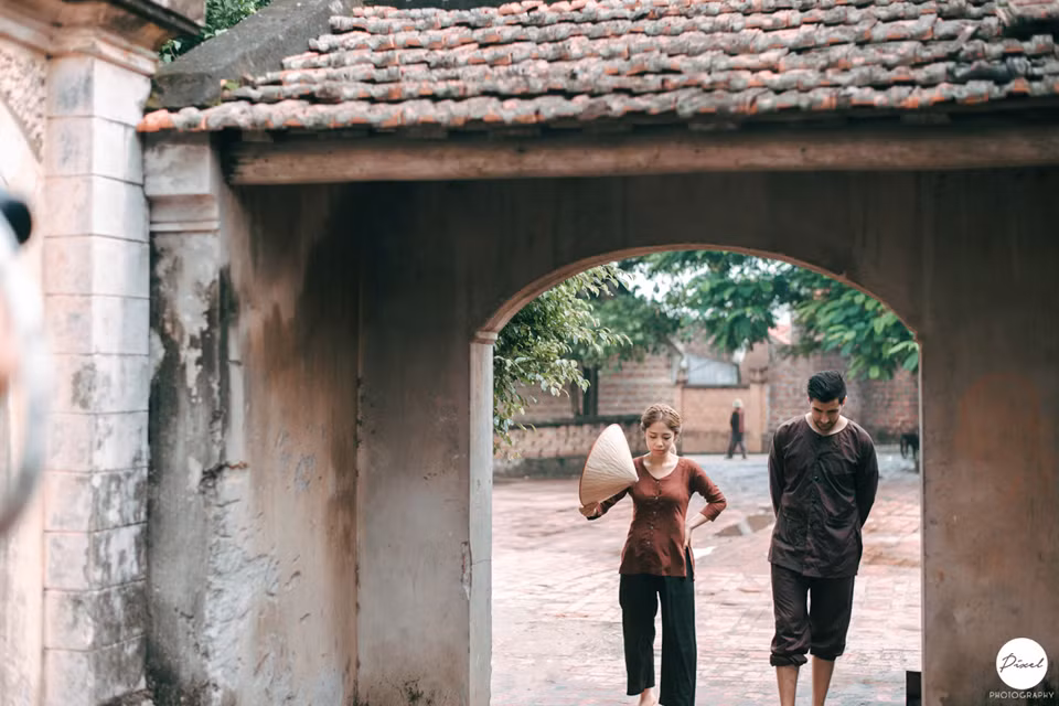 Dù sống xa quê một thời gian dài những cô dâu Thúy Loan thể hiện rất chính xác những cử chỉ dáng điệu của người phụ nữ nông thôn Việt Nam từ cái chống nạnh đến việc quạt bằng nón.