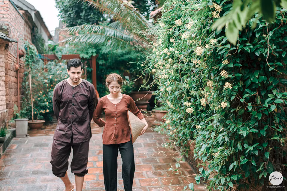 Những hình ảnh nông thôn Việt Nam được cặp đôi cô dâu Thúy Loan và chú rể Nezir Giray lột tả qua lăng kính hết sức hài hước và vô cùng sinh động. Ảnh: Pixel Photography.