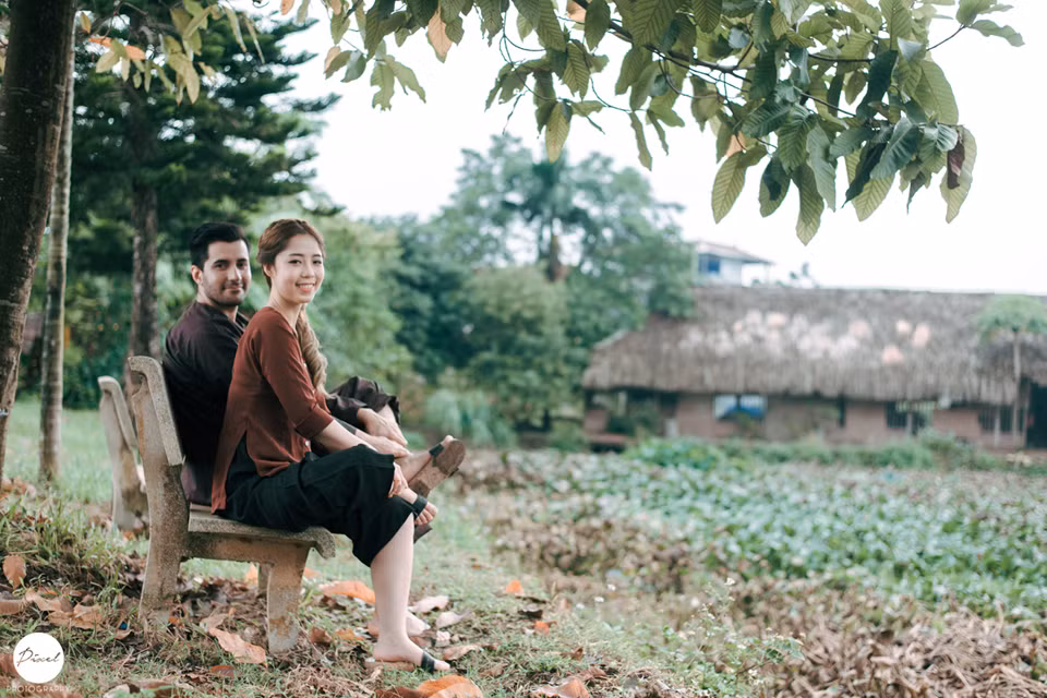 Đây là bộ ảnh cưới của cô dâu người Việt là cô nàng Đinh Thị Thúy Loan hiện đang làm luận án thạc sĩ và anh chàng "rể Tây" là Nezir Giray, hiện đang quản lý một nhà hàng và cặp đôi này đều đang sinh sống và học tập tại Phần Lan.