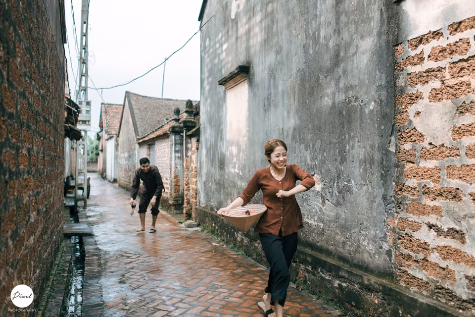 Chính chất tự nhiên và bối cảnh hết sức gần gũi đã làm nên thành công cho bộ ảnh cưới của cặp đôi Tây - Việt. Ảnh: Pixel Photography.