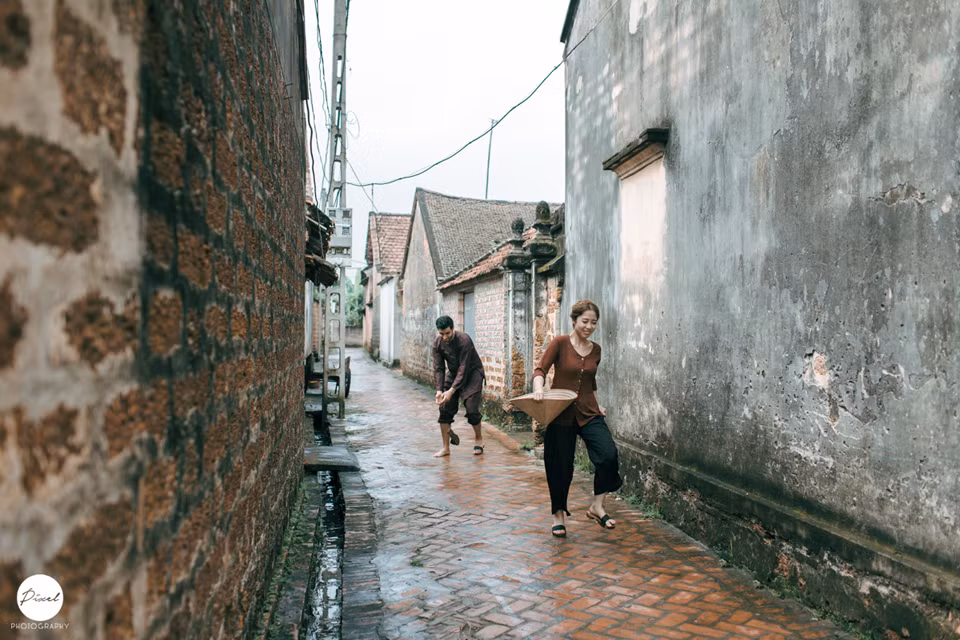 Trong bộ đồ đậm chất của những người nông dân Việt Nam với áo nâu sòng và đôi guốc mộc, cô dâu Thúy Loan và chú rể Nezir Giray vô tư vui đùa như những cặp nam thanh nữ tú ngày xưa.