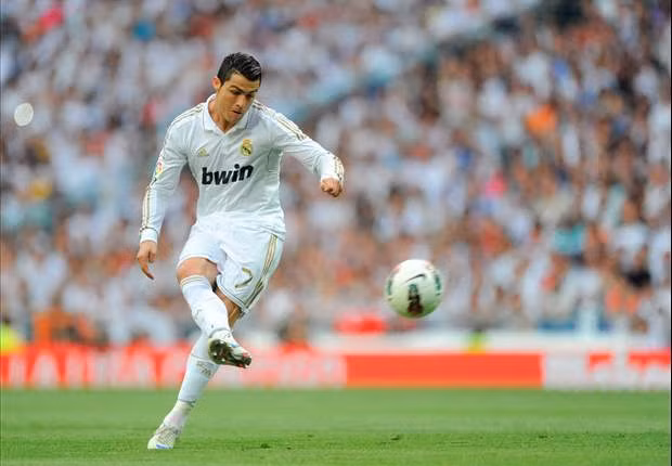 Cristiano Ronaldo được HLV Sir Alex Ferguson mua về từ Sporting Lisbon nhằm thay thế vị trí tiền vệ cánh phải của David Beckham ở MU. Nhưng không lâu sau, Ronaldo bắt đầu được Sir Alex cho di chuyển tự do hơn vào trung lộ hoặc dạt trái. Cũng kể từ đó, người ta bắt đầu ghi nhận sự tồn tại của một cầu thủ tấn công hàng đầu thế giới. Tại MU, CR7 ghi được tới 118 bàn sau 292 trận ra sân.