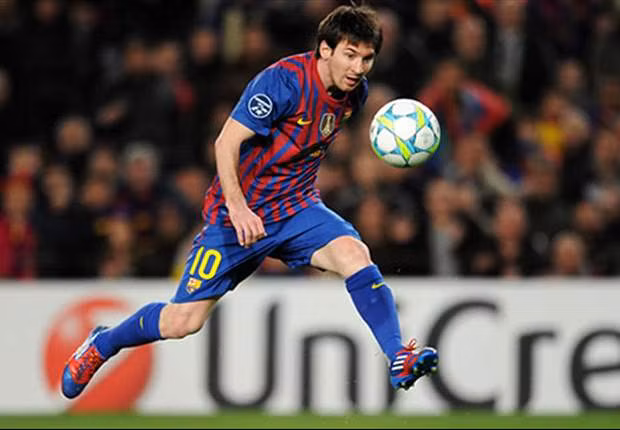 Lionel Messi được biết đến với cái chân trái cực quái đản, tài năng của M10 được cả thế giới biết đến xuất phát ở vị trí cánh phải. Kể cả bàn thắng được coi là ngoạn mục nhất của siêu sao người Argentina năm 2007, khi anh xuất phát từ giữa sân rê qua 5 cầu thủ Getafe để ghi bàn cho Barca.