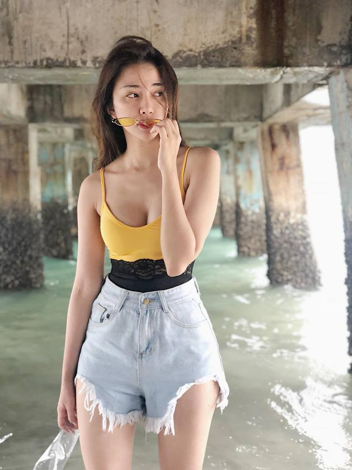 Có điều, thay vì bình tĩnh tiếp nhận ý kiến trái chiều thì Thiên Nga lại rất hào hững đôi co với từng bình luận chê bai mình. Câu thần chú của cô nàng trong trường hợp này là "không thích thì nhích đi cho nước nó trong", "làm biếng giải thích" hay "tôi thích là được".