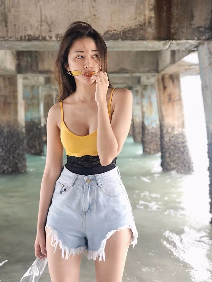 Có điều, thay vì bình tĩnh tiếp nhận ý kiến trái chiều thì Thiên Nga lại rất hào hững đôi co với từng bình luận chê bai mình. Câu thần chú của cô nàng trong trường hợp này là "không thích thì nhích đi cho nước nó trong", "làm biếng giải thích" hay "tôi thích là được".