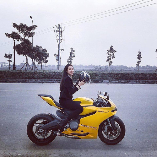 Không chỉ gây chú ý bằng việc cưỡi moto Ducati chạy trên phố, Hoài Thương còn gây thầm thương trộm nhớ cho nhiều người bằng nhan sắc của mình khi sở hữu đôi chân dài miên man thẳng tắp, khuôn mặt ưa nhìn bắt mắt và thân hình dây thon gọn.