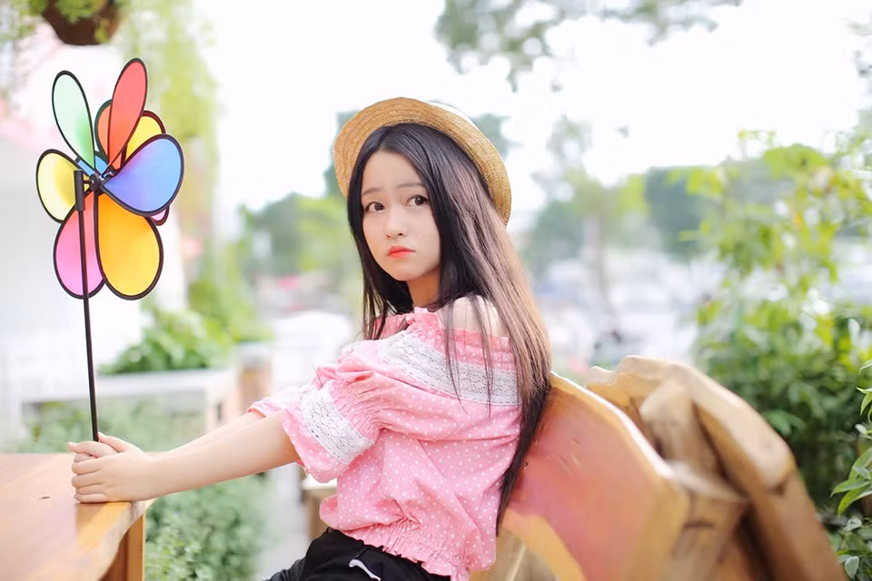 Nhiều người ngắm Bảo My đều có chung một nhận xét đó là vẻ ngoài dịu dàng của cô hot girl xinh đẹp này như một nàng búp bê bước ra từ truyện cổ tích.