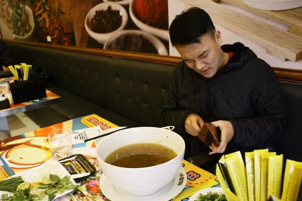 Không ít người “ngậm ngùi” rút 200.000đ ra để trả cho bát phở vì thua cuộc.