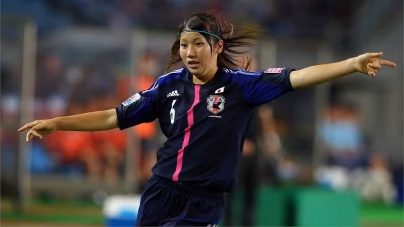  Nữ tuyển thủ xinh đẹp Nakada làm quen với bóng đá từ khi học cấp hai. Sau một thời gian, tài năng của cô gái này được huấn luyện viên phát hiện và bắt đầu cho tham gia thi đấu chuyên nghiệp.