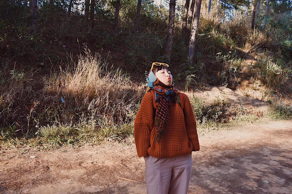 Khiêm tốn chiều cao, Trang Hý cũng chẳng cố giấu nhược điểm, mà ngược lại, hot girl siêu lầy này lại tự tin mặc đồ thùng thình, rộng quá khổ khi ra đường. Đã vậy, cô nàng còn đội cả mũ dạng khăn mỏ quạ của các cụ ngày xưa khiến ai cũng ôm bụng cười.