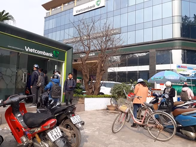 Chỉ còn 4 ngày nữa là đến Tết Nguyên đán 2018, nhu cầu rút tiền mặt của người dân tăng cao. Khắp các con phố Hà Nội, hình ảnh hàng dài người xếp hàng chờ đến lượt tại các cây ATM rất dễ bắt gặp.