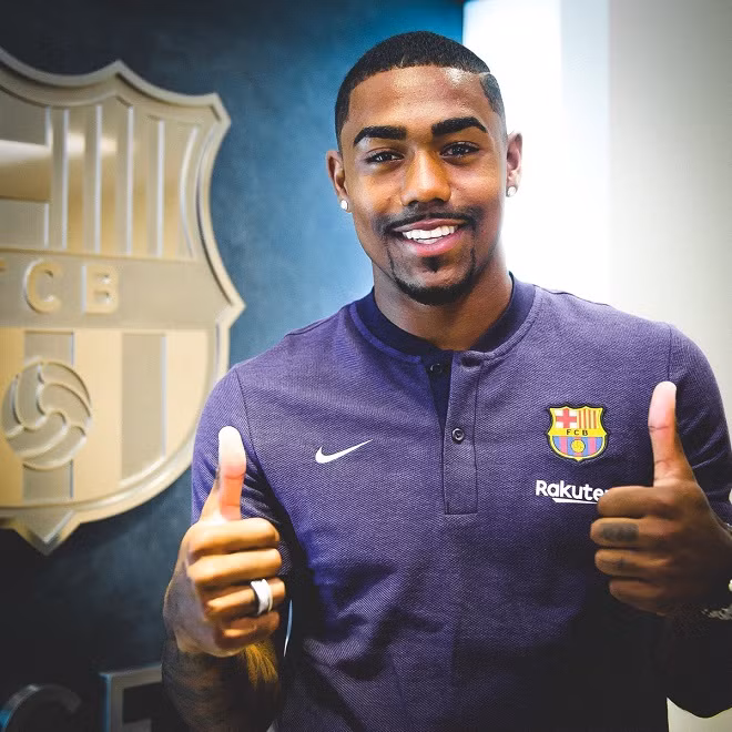 Hiện chưa rõ phía Roma muốn "xem xét tính pháp lý" của vụ Barca cướp Malcom đến mức nào. Song, tiền vệ người Brazil đã có buổi ra mắt Barca vào chiều ngày 24/7 theo giờ địa phương. Trong buổi lễ ra mắt, Malcom đã hôn lên logo của Barca và khẳng định rằng anh rất vui mừng khi được gia nhập CLB vĩ đại. Malcom sẽ hoàn tất buổi kiểm tra y tế trong ngày mai để lên đường hội quân với toàn đội Barca tại Mỹ.