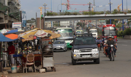Khu vực trước cổng khu du lịch Suối Tiên vẫn có nhiều xe tranh thủ trả khách