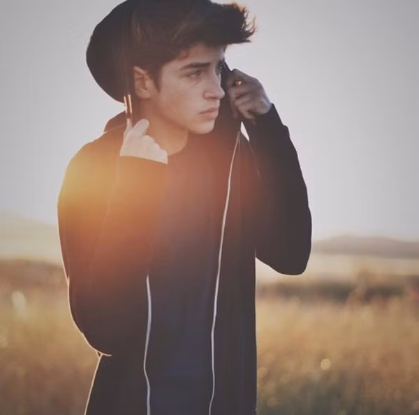 Trên kênh Youtube cá nhân của mình, chàng hot boy 18 tuổi này thu hút được rất nhiều sự theo dõi và ủng hộ nhiệt tình của cộng đồng mạng, nhất là những bạn nữ.