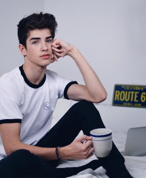 Sau sự kiện đó, Manu Rios đã bén duyên với sân khấu kịch với vở kịch những người khốn khổ (Victor Hugo). Vai diễn này đã giúp anh chàng 18 tuổi này được đi lưu diễn ở nhiều quốc gia như Mỹ, Canada.