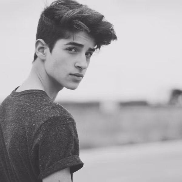 Được biết, ngay từ năm lên 9 tuổi, Manu đã được đài truyền hình địa phương mời tham gia TV show, liên tục xuất hiện trên nhiều chương trình truyền hình, được biết đến khắp Tây Ban Nha.