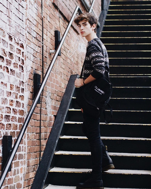 Manu Rios sinh ngày 17/12/1998, được mệnh danh là hot boy xứ sở Bò tót nhờ diện mạo điển trai và mái tóc xoăn lãng tử.