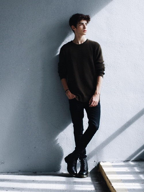 Chàng trai Tây Ban Nha được nhiều người khen ngợi có ngoại hình đẹp như bạch mã hoàng tử trong mộng của các thiếu nữ, vừa lịch lãm vừa cuốn hút, ngũ quan anh tuấn như điêu khắc và khí chất u sầu hấp dẫn ánh nhìn.