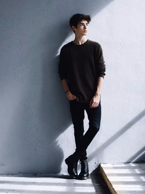 Chàng trai Tây Ban Nha được nhiều người khen ngợi có ngoại hình đẹp như bạch mã hoàng tử trong mộng của các thiếu nữ, vừa lịch lãm vừa cuốn hút, ngũ quan anh tuấn như điêu khắc và khí chất u sầu hấp dẫn ánh nhìn.