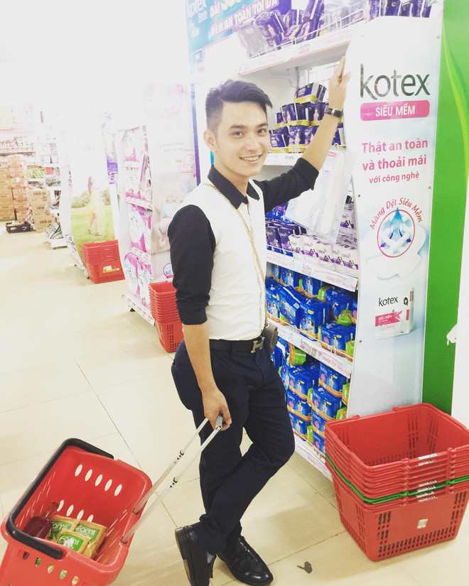 Nói thêm về việc chồng tăng cân sau kết hôn, Chi Chút Chít viết thêm: "Mình thì cứ đặt lưng xuống là ngủ còn chồng mình thì hắn ốm lăn ốm lóc 3 tháng trời. Xong rồi hắn nôn. Đang nói chuyện mà ho là hắn nôn không kịp bịt mồm. Đến tuần thứ 32 mình cứ sợ bị rạn người, thế mà lại không rạn. Bụng mình cũng không thâm, còn trắng lắm. Xong hóa ra người bị rạn da lại chính là chồng mình. Hắn bị rạn ở đùi ngay gần bẹn đấy. Mình xin hắn chụp lại hình mà gắn không cho, chỉ cho chụp cái bụng chửa của hắn thôi. Chồng của các bạn thế nào, có chửa hay rạn hộ vợ như nhà mình không? Chia sẻ chút nào!".