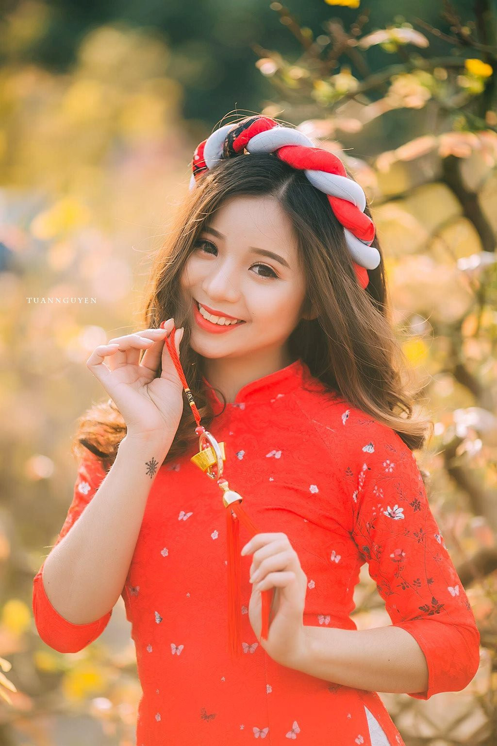 Thậm chí, nhiều dân mạng sau khi ngắm nhìn Hằng Nga còn bày tỏ quan điểm rằng: "Cô bạn này xinh đẹp như cái tên mình sở hữu và có phần gì đó hao hao giống với ngôi sao Hàn Quốc - Han Hyo Joo, người từng tạo nên tên tuổi với bộ phim "Điệu Valse mùa xuân"".