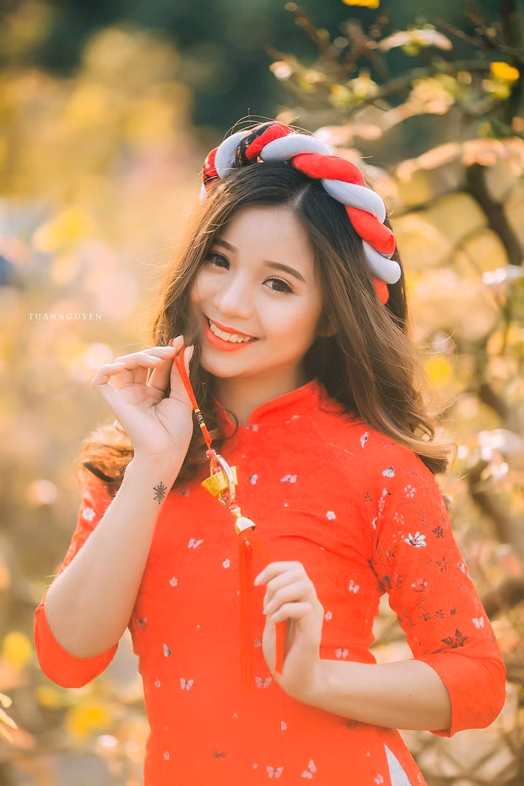 Thậm chí, nhiều dân mạng sau khi ngắm nhìn Hằng Nga còn bày tỏ quan điểm rằng: "Cô bạn này xinh đẹp như cái tên mình sở hữu và có phần gì đó hao hao giống với ngôi sao Hàn Quốc - Han Hyo Joo, người từng tạo nên tên tuổi với bộ phim "Điệu Valse mùa xuân"".